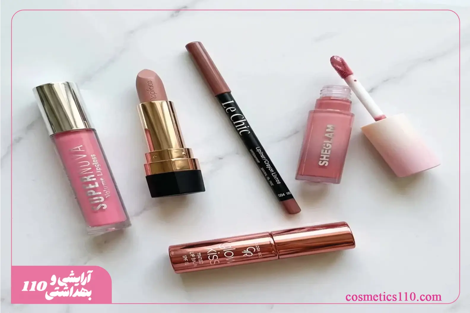 تصویر فلت‌لی از انواع لوازم آرایش لب شامل رژ لب، برق لب، مداد لب و لیپ‌گلاس با تم صورتی و نود از برند آرایشی و بهداشتی 110، مناسب برای معرفی محصولات زیبایی لب در سایت cosmetics110.com   