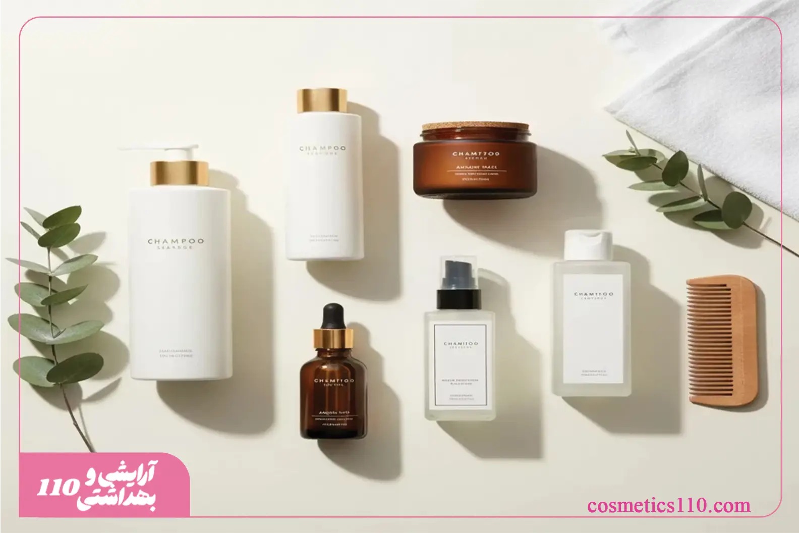«فلت‌لی محصولات مراقبت از مو شامل شامپو، ماسک مو، روغن و اسپری روی پس‌زمینه کرمی روشن، همراه با برگ‌های سبز و شانه چوبی برای فضاسازی طبیعی»   