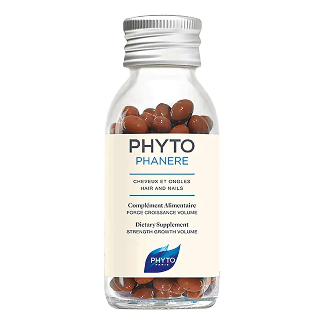 شیشه قرص فیتو (Phyto Phanere) 120 عددی، مناسب برای تقویت موها و ناخن‌ها. این مکمل غذایی حاوی ترکیبات طبیعی و ویتامین‌های ضروری برای رشد و حجم مو، به همراه عناصر معدنی برای سلامت کلی است. طراحی بسته‌بندی شفاف با قرص‌های قهوه‌ای رنگ داخل شیشه.